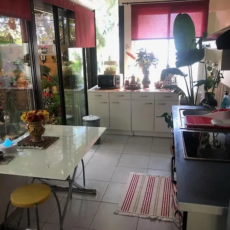 Dépendance De 30m² Dans Maison Avec Entrée Privée *